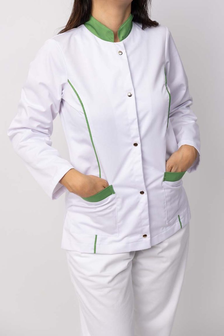 Prednji pogled ženske medicinske uniforme