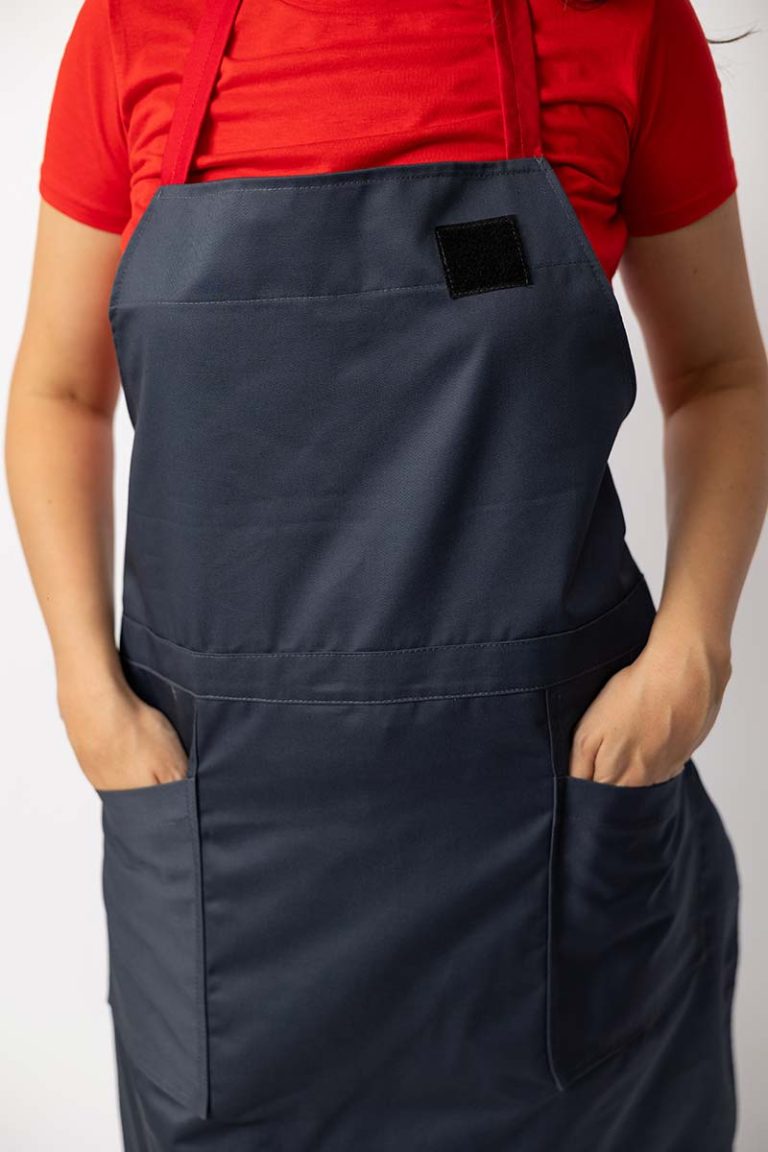 Ženska trgovacka uniforma – detalj kecelje