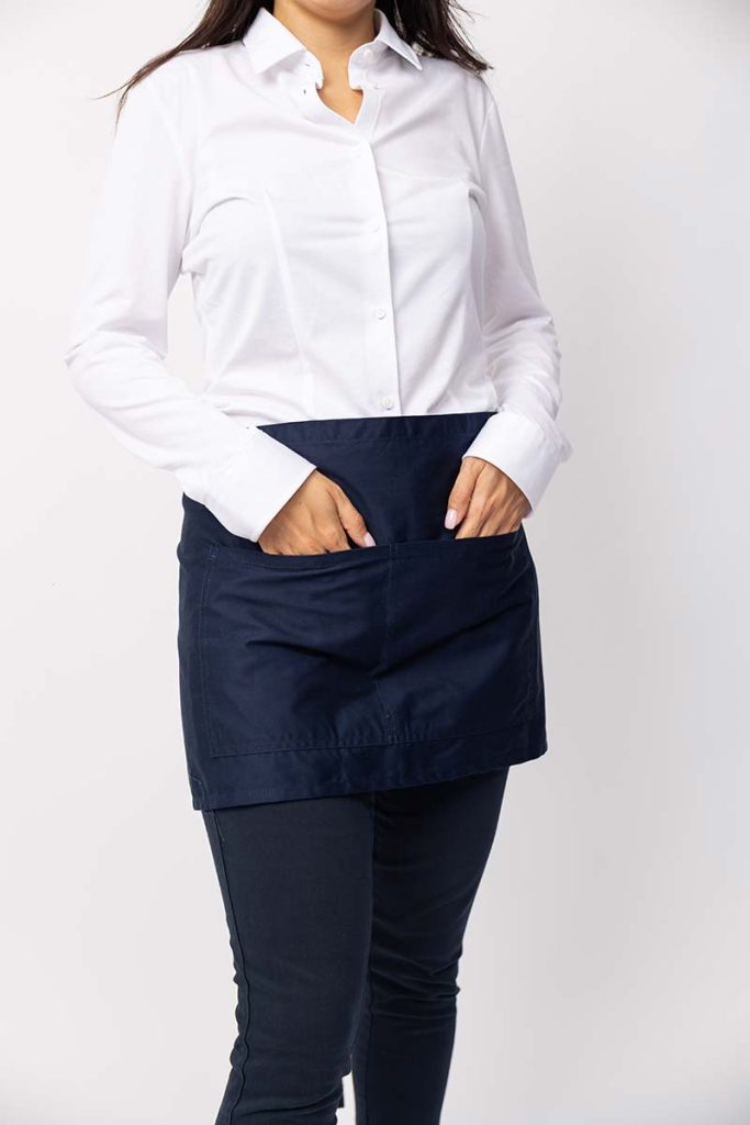 Ženska ugostiteljska uniforma sa plavom keceljom