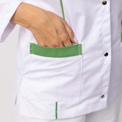 Džep medicinske uniforme sa zelenim detaljem