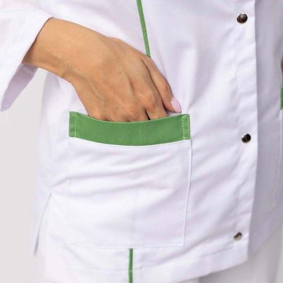 Izbliza detalj džepa na medicinskoj uniformi sa zelenim obrubom.