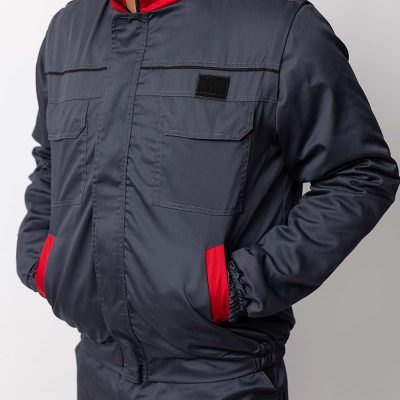 Muška radna jakna tamno sive boje sa crvenom kragnom i detaljima, pogodna za rad u magacinu ili radionici