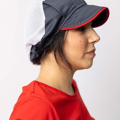 Radna kapa za ugostiteljstvo – siva sa crvenim detaljem