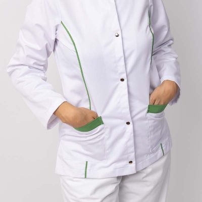 Prednji pogled ženske medicinske uniforme