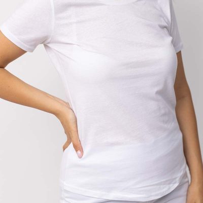 Ženska trgovacka uniforma – bela majica, modni klasik u prodaji