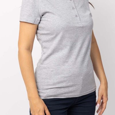Ženska trgovacka uniforma – siva polo majica i tamne pantalone