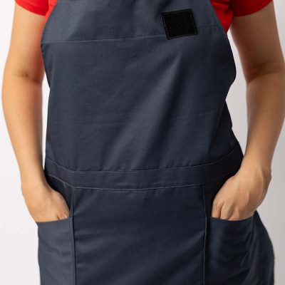 Ženska trgovacka uniforma – detalj kecelje