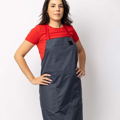 Ženska trgovacka uniforma – tamna kecelja, crvena majica