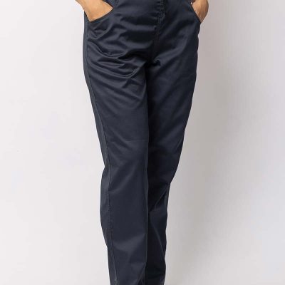 Ženske radne pantalone teget boje sa elastičnim pojasom i bočnim džepovima, pogodne za magacin i uslužne delatnosti