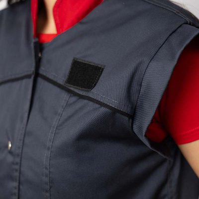 Ženski radni prsluk tamnosive boje sa crvenim detaljima